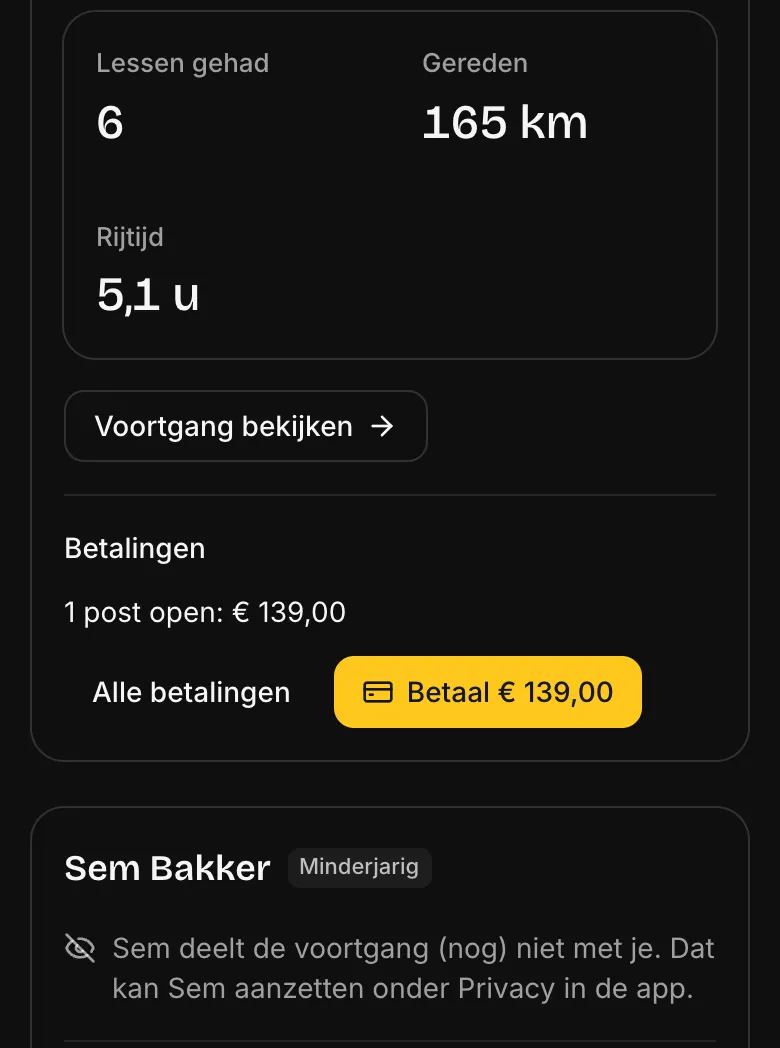 Wat een ouder ziet: lessen, kilometers en betalingen van het ene kind; het andere kind deelt de voortgang (nog) niet.